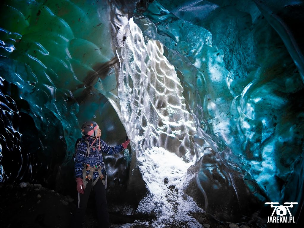 W jaskini lodowej na lodowcu Vatnajokull - Kasia przy "oknie" jaskini.