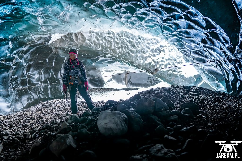 W jaskini lodowej na lodowcu Vatnajokull.