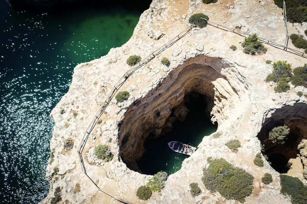 Jedna z jaskiń, w których znajdują się mini-plaże, dostępne tylko łodzią, od strony oceanu.